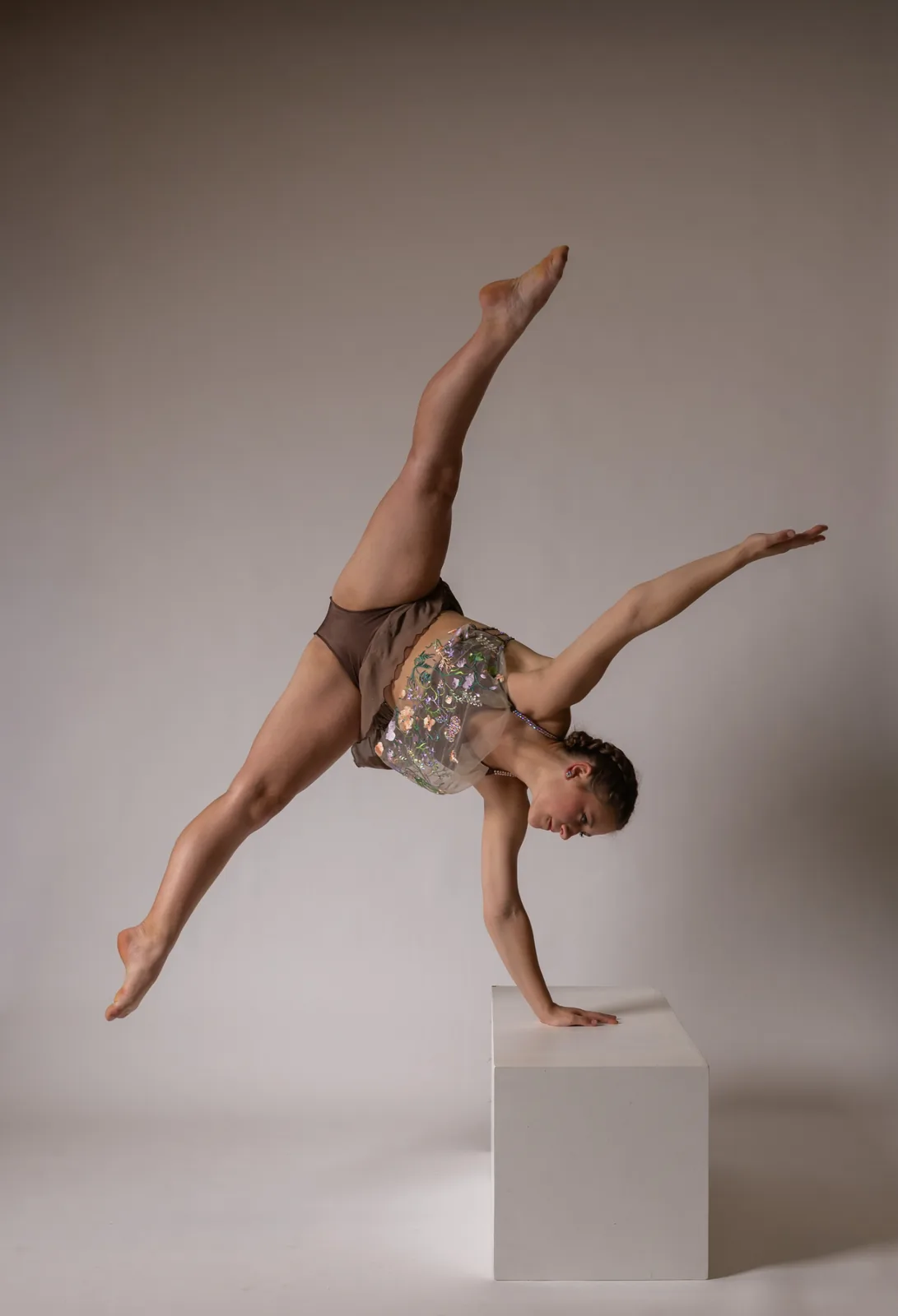 Advanced contemporary dancer balancing on a block